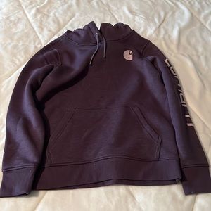 WOMEN'S RELAXED FIT MIDWEIGHT LOGO SLEEVE GRAPHIC SWEATSHIRT - PURPLE